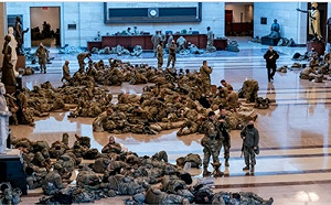 3,000美國大兵睡滿國會地板 防暴徒再衝國會 1.5萬軍隊荷槍實彈進駐華府