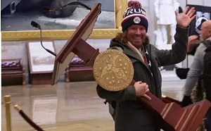 議長講台回來了! 國會暴動中趁亂盜走男子遭鄰居檢舉被捕、挨罰