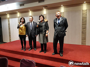 立委王美惠穿裙子上台  女漢子難得展現柔性一面