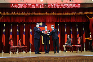 移民署長交接  徐國勇：新署長鐘景琨資歷豐富 期許開創新局