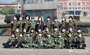 女兵「啾咪」蔡英文 載歌載舞唱「一想到你，就讓我快樂」