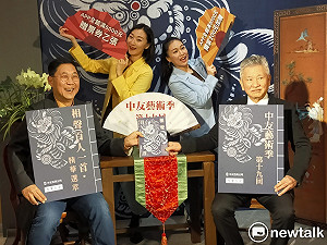 相聲瓦舍新春中友再出發  馮翊綱：只在網路上就不是表演藝術