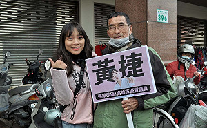 正面對決韓國瑜人馬「罷捷」  黃捷勤跑拜年發春聯