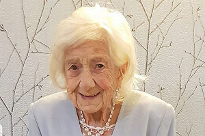 英國人瑞生日前夕成功擊退武漢肺炎  長壽秘訣不藏私全公布