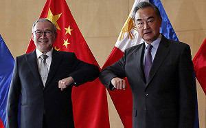 王毅訪菲承諾捐50萬劑疫苗 中菲簽21億援助協定