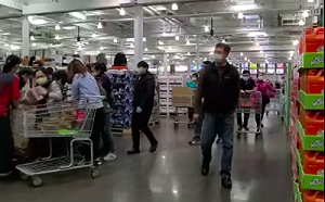 （影）暖暖包之亂！好市多瘋搶影片曝光  網友：太誇張！