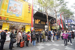 唐吉訶德台灣首店開幕 哈日族清晨排4小時搶入場