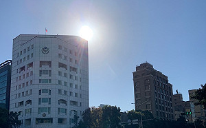 快訊》北市熱飆37.4度!12縣市高溫特報 氣象局:東南部慎防焚風