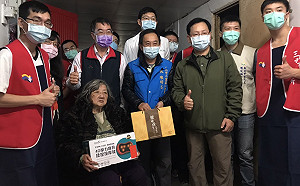 歲末送暖   新北啟動50場替代役獨老關懷及年節大掃除     