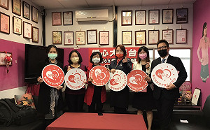 新北議員劉美芳偕友捐66套年菜組　汐止里長陳有諒揪團送42桌年菜