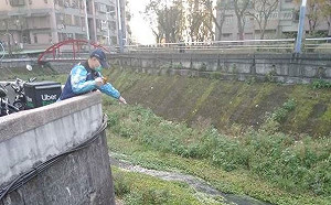 新北環保局清晨破獲天婦羅工廠排廢水 勾芡五股坑溪