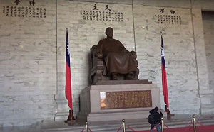 (影)抗議李永得「溫和說」  台灣國成員蛋洗蔣介石銅像