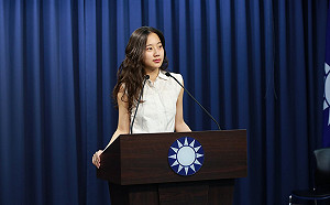 「關你什麼事!」 藍綠年輕女發言人隔空對嗆