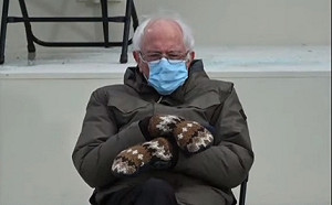 拜登就職大典戴毛手套還翹腳「阿北」爆紅 各式梗圖瘋傳 連商品都熱賣