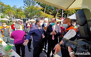 揮毫不忘談抗疫  游錫堃：台灣抗疫受肯定 讓中國無法再臭屁