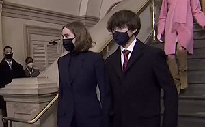 拜登就職促銷鞋款銷量翻倍  賀錦麗親戚5萬精品鞋引搶購熱潮