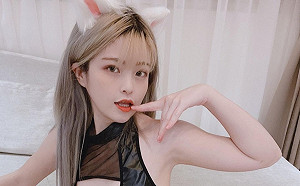 性感「AV監製」扮惡魔！布料少到遮不住