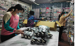 桃園挺醫護送暖 王浩宇送千雙加厚毛巾襪