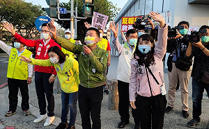 許智傑偕同綠營議員上街挺黃捷 宣傳反罷免讓高雄回歸民主