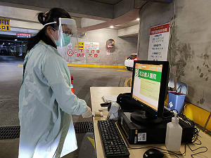 武漢肺炎》嘉縣即起進大醫院須刷健保卡 縮短探病時間