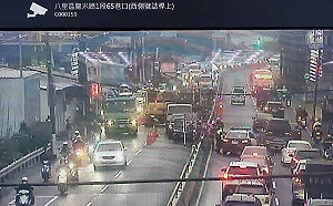 自來水施工致八里大塞車開罰包商3萬 新北市府：即起嚴審交維計畫