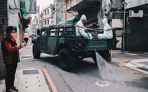 嚴防本土疫情升溫  33化學兵群戮力赴桃園地區消毒作業