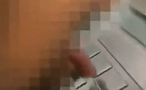 英國男子狂舔ATM只為「證明」疫情是謊言：武漢肺炎就是我的X眼