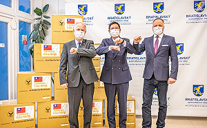 外援30萬片口罩運抵斯洛伐克 陳其邁盼高雄攜手國際共同抗疫