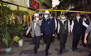 高雄舊戲院外牆倒塌塌無傷亡 陳其邁現場坐鎮指示妥善安置市民