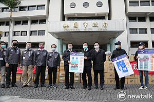 黃偉哲送防疫物資蜜棗到桃園  祝福鄭文燦「棗」日度過難關