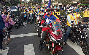 罷捷車隊遊行再現汽機車貪食蛇 呼籲2/6站出來投票