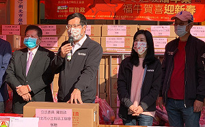 立委羅致政偕社團「寒冬送暖贈年菜」助埔墘210戶弱勢