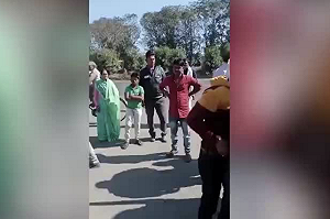 (影) 印度「最乾淨」的城市原來是這樣來的 遊民老人竟被丟郊區等死