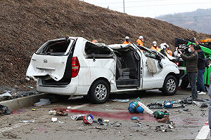 韓國高速公路麵包車翻覆 造成7死5傷慘劇 多為中國公民