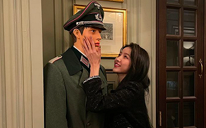 無知惹禍?GFRIEND隊長摟「納粹」合照網傻眼 公司急撤照道歉