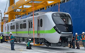 「最美區間車」未上路就相撞!台鐵:玻璃、鼻端受損龜裂