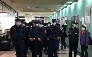 台中東勢重劃惹議 抗議民眾聚集地政所控遭「限制自由」警深夜驅離