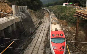 終於搶通!台鐵瑞芳猴硐今日恢復雙線通車 交通部次長凌晨搭乘測試