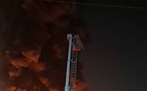 嘉市青年街工廠火警從黑夜燒到白天  濃煙像龍捲風