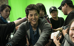 斥資6.4億《勝利號》週五上線!  宋仲基怨導演:每次角色都很髒