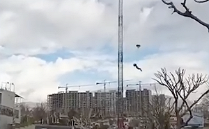 (影) 悼念殉職警消出意外 伊朗跳傘員跳下58公尺雲梯車墜地身亡