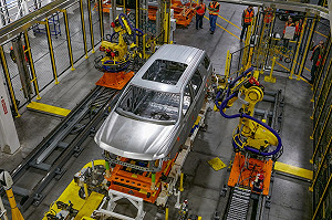 晶片不足車廠狂減產!市場研調:今年96.4萬輛車將受影響