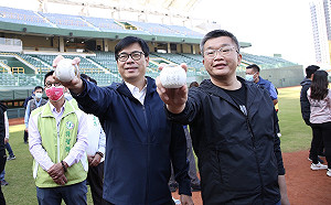 中華職棒會長蔡其昌背書  陳其邁宣布中職一軍賽事重返澄清湖