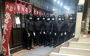 歌舞伎町名店「花音」不甩防疫規定歡唱到天亮 日特警持斧劈門逮人