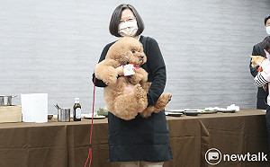 蔡英文首做毛小孩年菜 Honey硬是不吃小黃瓜