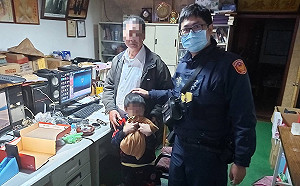 老翁離家五年巷口偷看金孫  遇警盤查勸回家團圓
