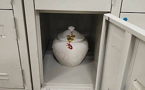 公司送雞湯竟然長這樣!員工傻眼笑稱:剛好有香!