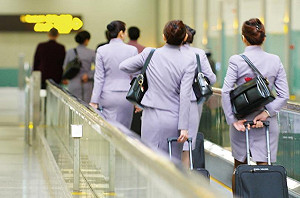 女空服員憂走光盼得穿褲裝 勞動部:恐影響想穿裙裝員工