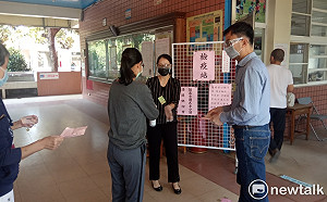 罷捷投票民眾踴躍現排隊人潮 特定方群聚票所外遭勸離