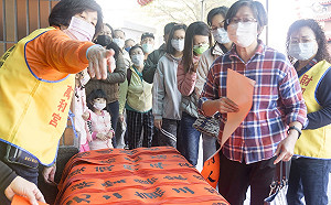 送春聯兼防疫!中市萬和宮揪18位名家提前揮毫  民眾到場直接領